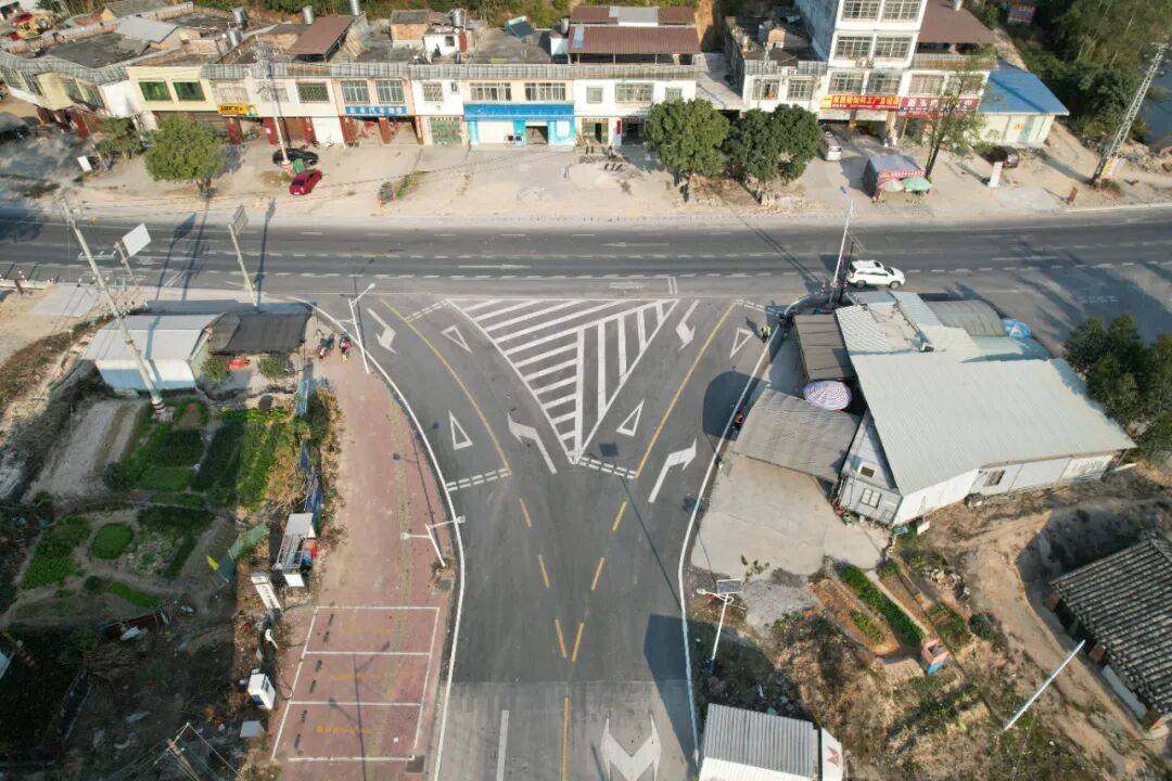 陆川 路口“焕新” 群众出行更安心